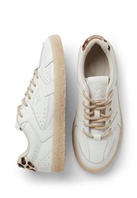 Paire de baskets en cuir blanc avec lacets beige, semelles texturées marron clair et détails imprimés léopard sur le col du talon, sur fond blanc.