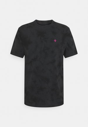 Camiseta de tie-dye negro con cuello redondo, mangas cortas y un pequeño logo rosa en el lado izquierdo del pecho. Material de algodón suave con un corte relajado.