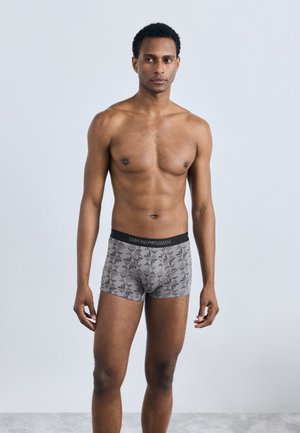 Boxer briefs cinzentos com um padrão escuro em repetição, apresentando uma cintura preta com a inscrição "EMPORIO ARMANI". Tecido suave com um design ajustado.