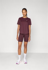ASICS ROAD TOP - Tekninen t-paita - dark currant