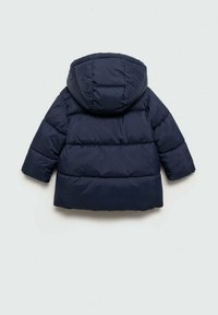 Mörkblå puffjacka med huva, quiltat mönster och långa ärmar, visad bakifrån mot en enkel ljus bakgrund.