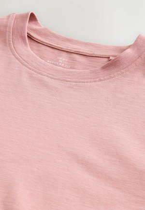 Camiseta de color rosa claro con corte regular. Cuello redondo, textura suave y un sutil patrón jaspeado. La etiqueta dice "NEXT."