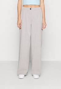 Jasnoszare szerokie spodnie w paski z guzikowym zapięciem, wykonane z gładkiego materiału, z wysokim stanem i luźnym krojem.