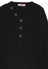 Top a costine nere con scollo a V, caratterizzato da cinque bottoni a pressione argentati sul davanti. Tessuto morbido e design aderente. Etichetta del marchio visibile.