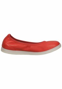 Ballerine in pelle rossa con punta tonda, bordo elasticizzato e suola in gomma bianca. Texture liscia con dettagli di design minimalisti.