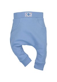 Lichtblauwe babybroek met geribde tailleband en boorden, voorzien van zijzakken en een vispatch met de tekst "Zee van Vreugde" op de tailleband.