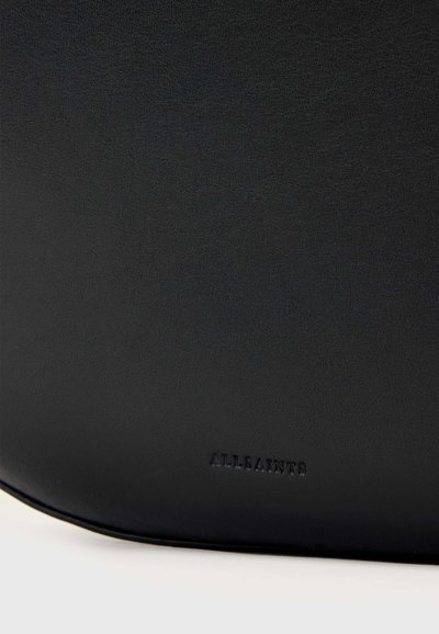 Surface en cuir noir texturé avec le nom de la marque "ALLSAINTS" embossé près du bord inférieur.