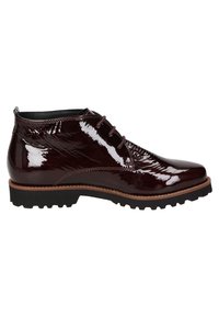 Bottine en cuir marron foncé brillant avec lacets à l’avant, semelle épaisse en caoutchouc noir et surpiqûres couleur fauve, vue de côté.