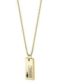 Collar de cadena de oro con un colgante rectangular que presenta texto grabado y un logotipo. La cadena está compuesta por eslabones entrelazados, creando una textura suave.