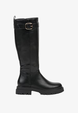 Botte noire en cuir, montant jusqu'au genou, avec une texture lisse, un bout rond, une semelle épaisse et une boucle décorative sur le haut, arborant un design élégant.