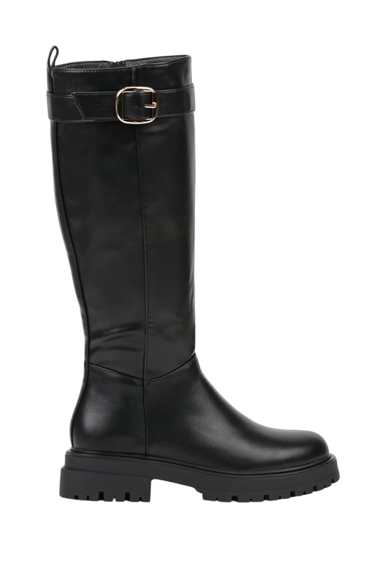 Botte noire en cuir, montant jusqu'au genou, avec une texture lisse, un bout rond, une semelle épaisse et une boucle décorative sur le haut, arborant un design élégant.