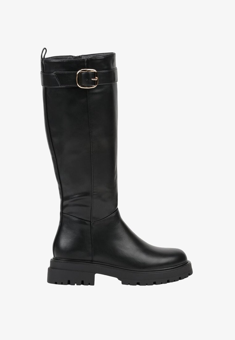 Botte noire en cuir, montant jusqu'au genou, avec une texture lisse, un bout rond, une semelle épaisse et une boucle décorative sur le haut, arborant un design élégant.