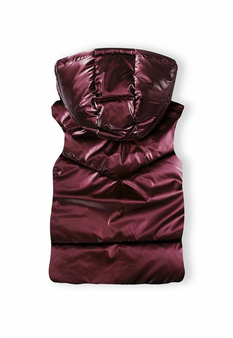Gilet rembourré bordeaux avec capuche, présentant une finition brillante, un motif matelassé en losanges et un ourlet droit pour une silhouette structurée.