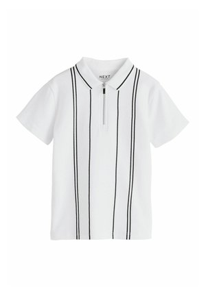 Biała koszulka polo z krótkim rękawem, czarnymi pionowymi paskami i zamkiem z przodu pod kołnierzykiem, oznaczona napisem "NEXT".