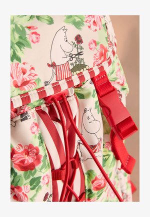 Rucsac din material textil colorat, având modele florale în roz și verde, cu bretele și detalii roșii. Design notabil cu personaje de desene animate.