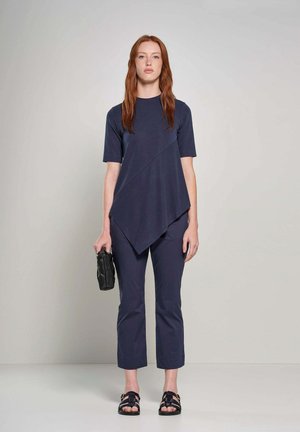 WITH ASYMMETRIC CUT - T-shirt basic - navy  blue