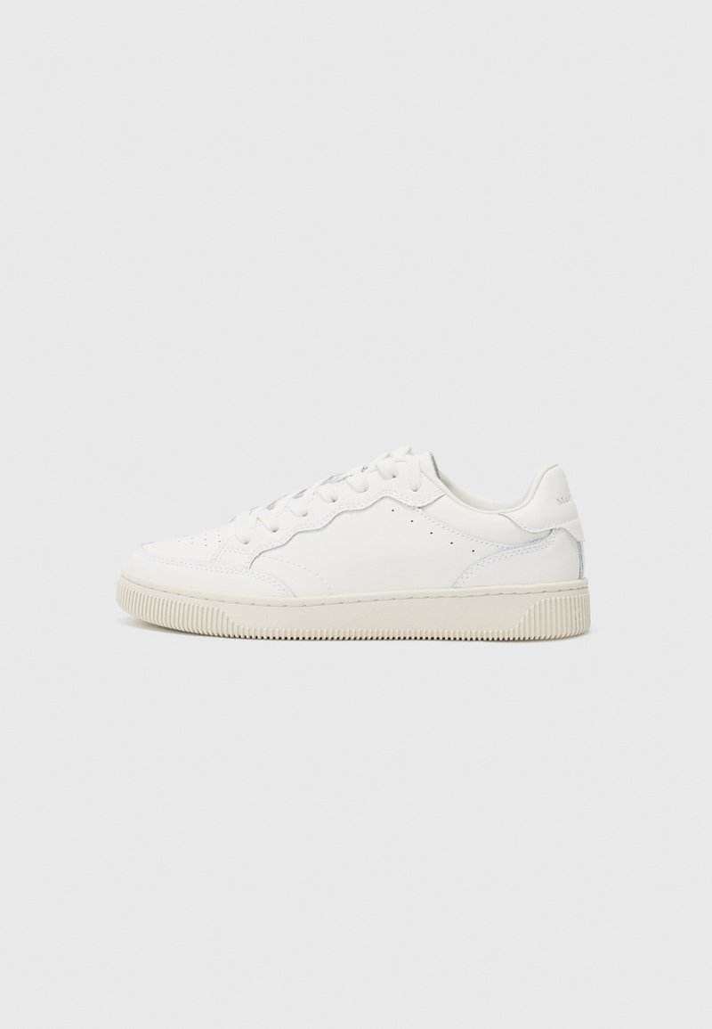 Hvite lær sneakers med perforerte detaljer, tonale snørebånd og en teksturert gummisåle. Har en subtil kontrastfarge på hælen.