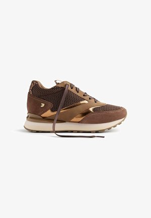 Baskets marron en athlétisme dotées d'un mélange de matériaux en mesh et en daim, avec des détails en bronze métallisé, des accents texturés et une semelle rembourrée.