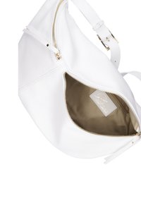 Borsa hobo in pelle bianca con zip dorata, fodera interna in tessuto e etichetta. Include una tracolla regolabile per il trasporto.
