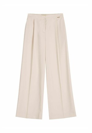 Beżowe spodnie o szerokich nogawkach z przodu plisami, zapięciem w pasie i subtelnym detalem z logo po prawej stronie.