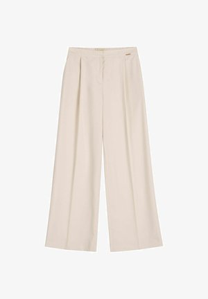 Beżowe spodnie o szerokich nogawkach z przodu plisami, zapięciem w pasie i subtelnym detalem z logo po prawej stronie.