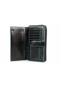 Portefeuille en cuir noir avec des coutures bleues, fermeture éclair, plusieurs emplacements pour cartes et compartiments pour espèces et pièces.