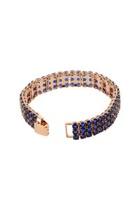 Różowe złote bransoletka z łańcuchem niebieskich kamieni szlachetnych o polerowanej powierzchni, prostokątnymi ogniwami i solidnym zapięciem.