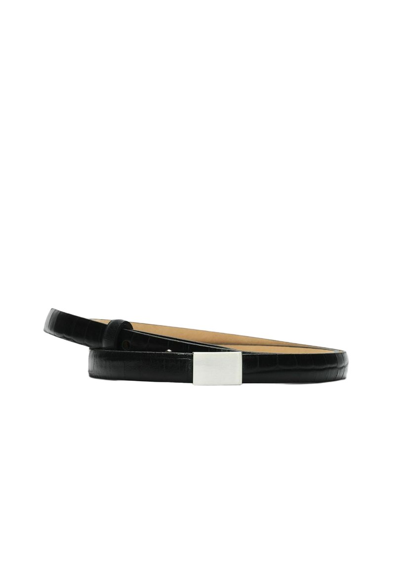 Ceinture en cuir noir avec une finition texturée, équipée d'une boucle rectangulaire en métal argenté et d'un design épuré et minimaliste.