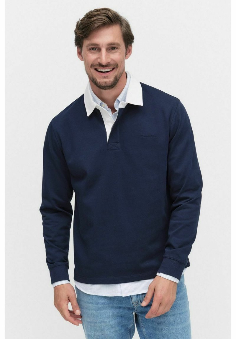 Marinblå långärmad pikétröja med vit krage. Har en treknäppning och diskret logotypdetalj på bröstet. Tillverkad av bomull.