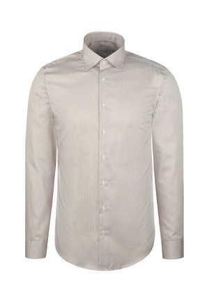 Chemise habillée pour hommes à manches longues avec rayures verticales beige et blanches, boutonnée à l'avant, col classique sur fond blanc.