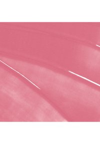 Échantillon de liquide ou gel rose brillant avec une texture lisse et des reflets lumineux à la surface.