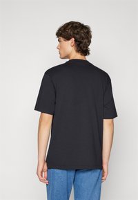 HUGO NAKOREE - Μπλουζάκι με στάμπα - black