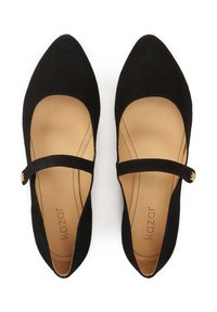 Schwarze Wildleder-Mary-Jane-Ballerinas mit spitzen Zehen, einem Knöchelriemen und einem goldenen Akzent. Das Innere ist mit beigem Futter und genähten Details versehen.