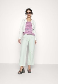 Vero Moda Petite VMLUNA SLIM JACKET MIX  - Traper jakna - cloud dancer