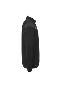 Zwarte fleecjas met hoge kraag, voorzien van een ritszak, een gladde textuur en contrasterende matte schouderaccenten.