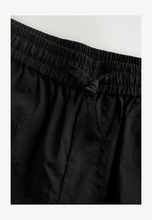 Mustal elastne vöökoht, satäänilaadne tekstuur, esiosa sõlme detailiga ja sile kangas.
