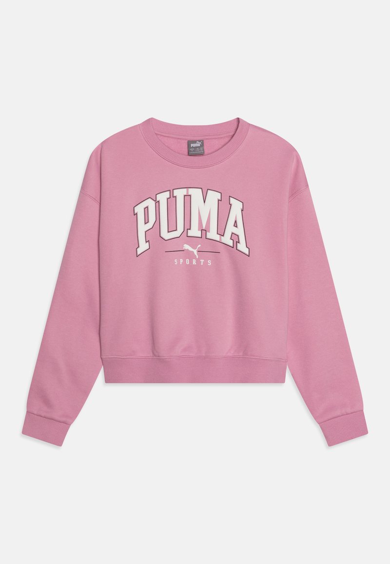 Sudadera recortada rosa hecha de una tela suave que presenta un gran logo blanco de "PUMA" con un pequeño gráfico de puma, puños y dobladillo acanalados.
