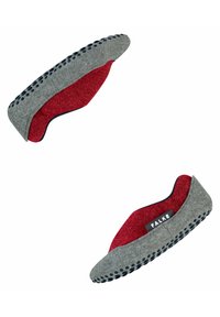 Zapatillas de casa grises con un empeine textil rojo, que cuentan con una suela texturizada con puntos de goma negra para mayor agarre. Etiqueta de la marca "FALKE" visible.