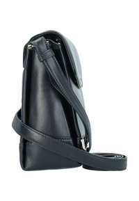 Navy Lederhandtasche mit schlanker rechteckiger Form, einem verstellbaren Trageriemen und einem Klappverschluss. Glatte Textur und minimale Hardware-Details.