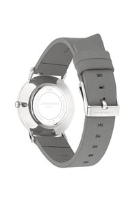 Runder Edelstahluhren mit grauem Lederarmband, ausgestattet mit einer einfachen Schnalle und einem eingravierten Markenlogo auf den Beschlägen.