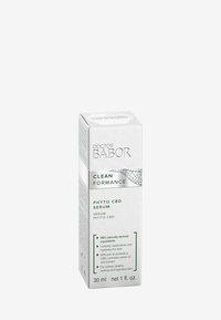 Boîte rectangulaire blanche avec des accents argentés et verts. Affiche "Sérum Phyto CBD Cleanformance de Doctor Babor" et détails des ingrédients. 30 ml.