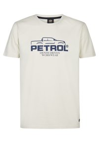 Krátký rukáv, krémové bavlněné tričko s námořnickým grafikou kamionu a textem "PETROL DENIM DRIVEN WORKWEAR" pod ním.
