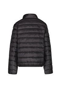 Zwarte pufferjack met een gestikt ontwerp, voorzien van een opstaande kraag en lange mouwen, gemaakt van een gladde, glanzende stof.