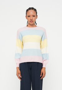 Maglione leggero a maglia con righe orizzontali in colori pastello: rosa, giallo, blu e crema. Collo rotondo e maniche lunghe.
