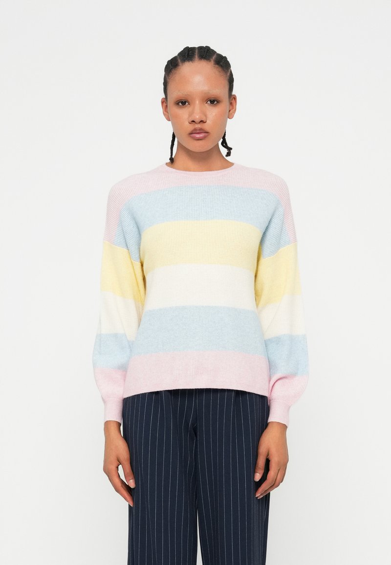 Maglione leggero a maglia con righe orizzontali in colori pastello: rosa, giallo, blu e crema. Collo rotondo e maniche lunghe.
