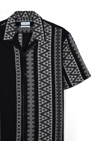 Camicia a maniche corte con un motivo geometrico in nero e grigio con triangoli, chiusura a bottoni e colletto. Vestibilità rilassata.