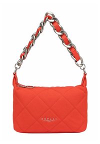 Sac en tissu matelassé orange avec une bandoulière en chaîne argentée. Présente le logo de la marque imprimé à l'avant, une forme rectangulaire et une fermeture éclair.