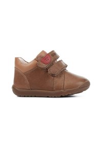 Scarpe per bambini in pelle marrone con due cinturini in velcro, punta rotonda, superficie testurizzata e suola in gomma. Accento rosso sul cinturino.