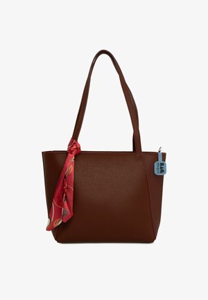 Bolsa de tote texturizada marrón con dos asas, que presenta un acento de bufanda roja atada y una etiqueta de marca azul en el lateral.