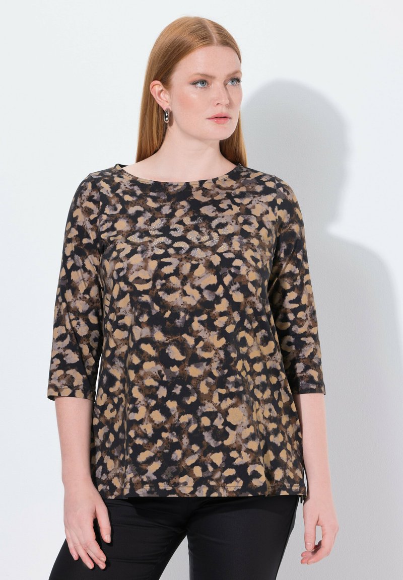 Top con stampa leopardata in tonalità di marrone e nero, con scollatura tonda e maniche a tre quarti. Presenta delicati ricami sul petto.